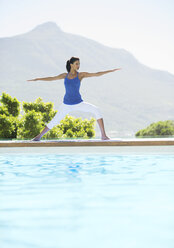 Frau übt Yoga am Pool - CAIF07737