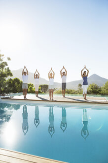 Menschen üben Yoga am Pool - CAIF07740