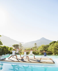 Menschen üben Yoga am Pool - CAIF07743