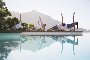 Menschen üben Yoga am Pool - CAIF07751