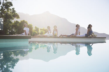 Menschen üben Yoga am Pool - CAIF07755