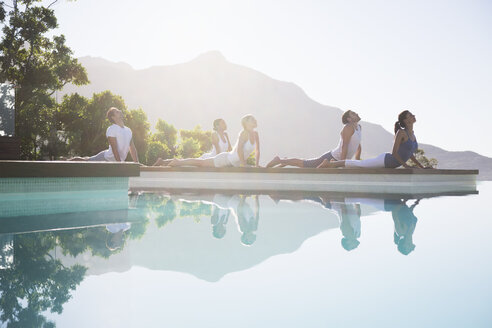 Menschen üben Yoga am Pool - CAIF07755