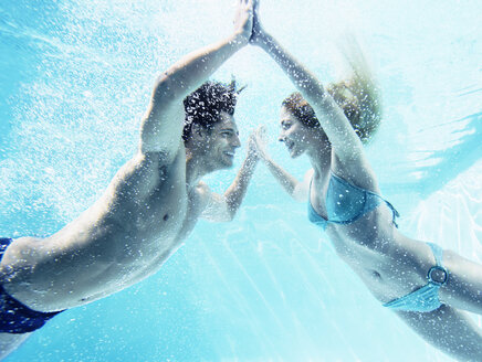 Paar berührt Hände unter Wasser - CAIF07762