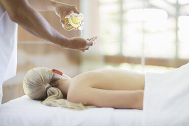 Frau erhält Massage im Spa - CAIF07805