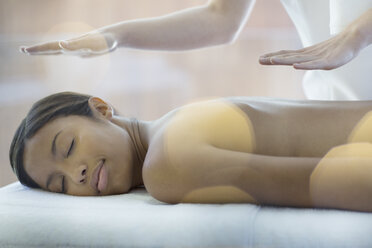 Frau erhält Massage im Spa - CAIF07820
