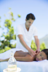 Frau erhält Massage auf der Terrasse des Spas - CAIF07831
