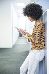 Geschäftsfrau benutzt digitales Tablet im Büro - CAIF07862