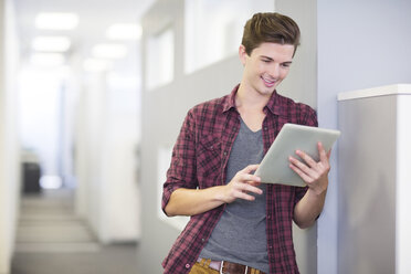 Geschäftsmann benutzt digitales Tablet im Büro - CAIF07866