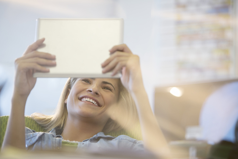 Geschäftsfrau benutzt digitales Tablet im Büro, lizenzfreies Stockfoto