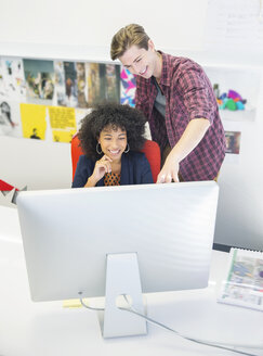 Geschäftsleute arbeiten am Computer im Büro - CAIF07883