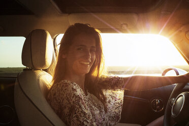 Porträt einer glücklichen Frau, die im Auto sitzt - CAVF01387