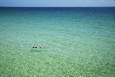 Frau schwimmt im Meer - CAVF01394