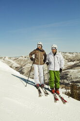 Porträt von Skifahrern auf einem schneebedeckten Feld - CAVF01395