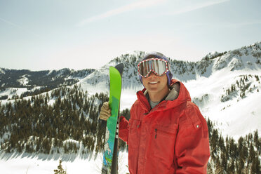 Porträt eines Mannes mit Skibrille auf einem schneebedeckten Berg - CAVF01397