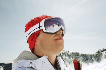 Skifahrer, der gegen den klaren Himmel wegschaut - CAVF01402