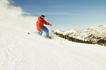 Mann beim Skifahren auf der Skipiste gegen den klaren Himmel - CAVF01409