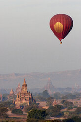 Htilominlo-Tempel und Heißluftballon gegen den Himmel - CAVF01413