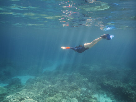 Frau taucht unter Wasser - CAVF01475