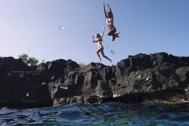 Freunde springen von einer Klippe ins Meer - CAVF01485