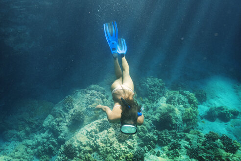 Frau schwimmt unter Wasser - CAVF01490