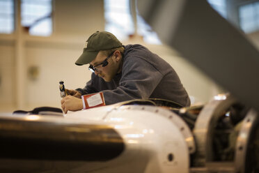 Seitenansicht eines Mannes bei der Arbeit in der Luft- und Raumfahrtindustrie - CAVF01498