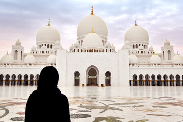 Rückansicht einer Frau, die vor der Sheikh-Zayed-Moschee steht - CAVF01535