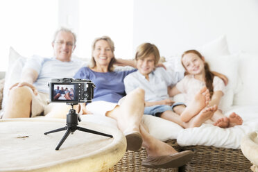 Familie fotografiert sich selbst auf dem Sofa - CAIF07948