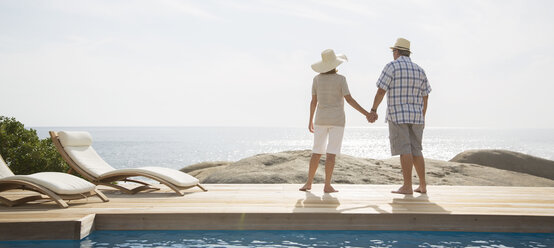 Älteres Paar mit Blick auf das Meer vom Balkon aus - CAIF07956