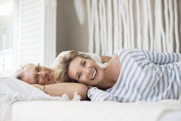 Älteres Paar entspannt zusammen auf dem Bett - CAIF07991