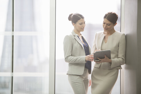 Geschäftsfrauen nutzen digitales Tablet im Büro - CAIF08014
