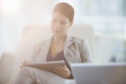 Geschäftsfrau mit digitalem Tablet, lizenzfreies Stockfoto