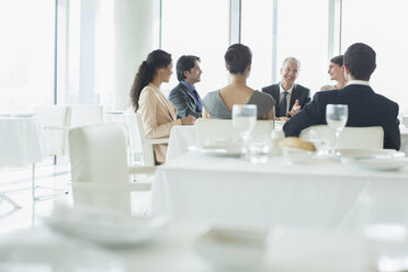 Geschäftsleute treffen sich im Restaurant - CAIF08042