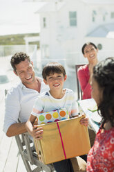 Familie feiert Geburtstag auf sonniger Veranda - CAIF08046