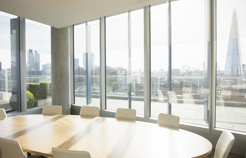 Leerer Konferenzraum mit Blick auf die Stadt, lizenzfreies Stockfoto