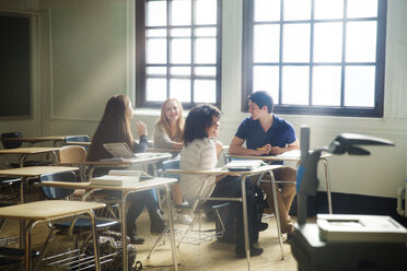 Freunde sitzen im Klassenzimmer - CAVF01553