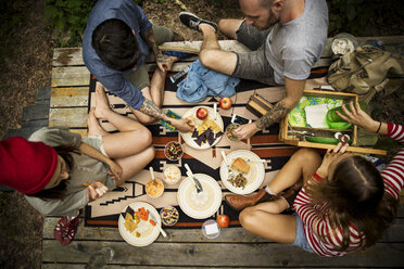 Hoher Blickwinkel von Freunden beim Essen auf der Veranda - CAVF01656