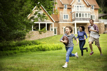 Familie spielt Fußball auf dem Rasen - CAVF01678
