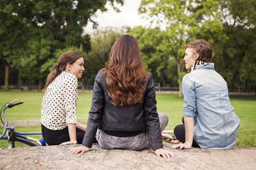 Friends sitting on rock in central park - CAVF01729