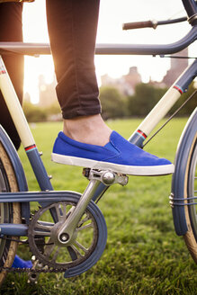 Tiefschnitt einer Frau mit Fahrrad auf einem Feld im Central Park - CAVF01735