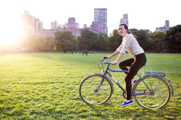 Seitenansicht einer Radfahrerin im Central Park - CAVF01736