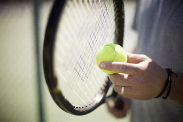 Mittelteil eines Mannes, der auf einem Platz Tennis spielt - CAVF01875