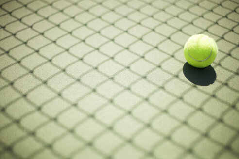 Tennisball auf dem Platz - CAVF01876