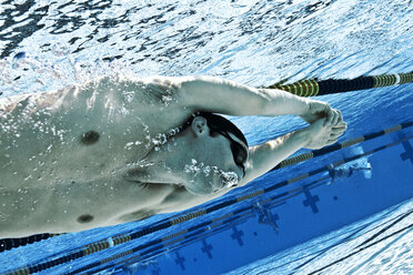 Nahaufnahme eines Sportlers beim Schwimmen im Wettkampf - CAVF01896