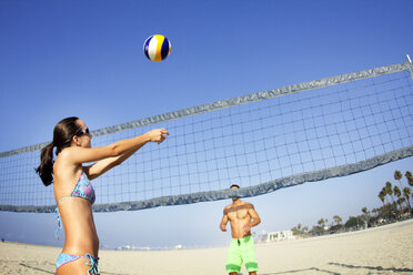 Paar spielt Beachvolleyball gegen klaren Himmel - CAVF01918