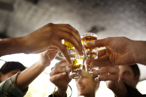 Freunde genießen Tequila in einer Bar - CAVF02129