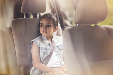 Mädchen schaut weg, während sie im Auto sitzt - CAVF02237