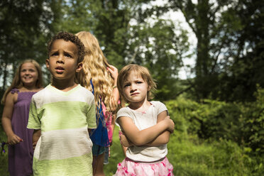 Kinder schauen weg, während sie im Wald stehen - CAVF02369