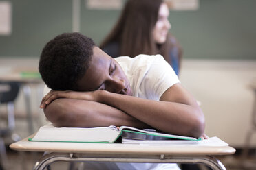 Jugendlicher schläft während des Unterrichts im Klassenzimmer - CAVF02397