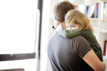 Porträt einer Tochter, die ihren Vater zu Hause umarmt - CAVF02400