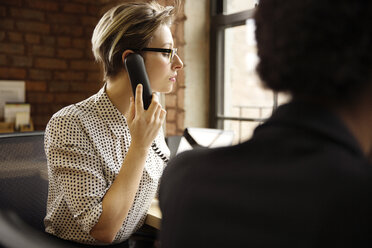 Geschäftsfrau am Telefon im Büro - CAVF02623